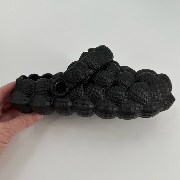 Closed Toe Slip On Black Bubble Slippers New In Bag Kids Size US 1.5-2/EU 32-33 - Picture 7 of 8